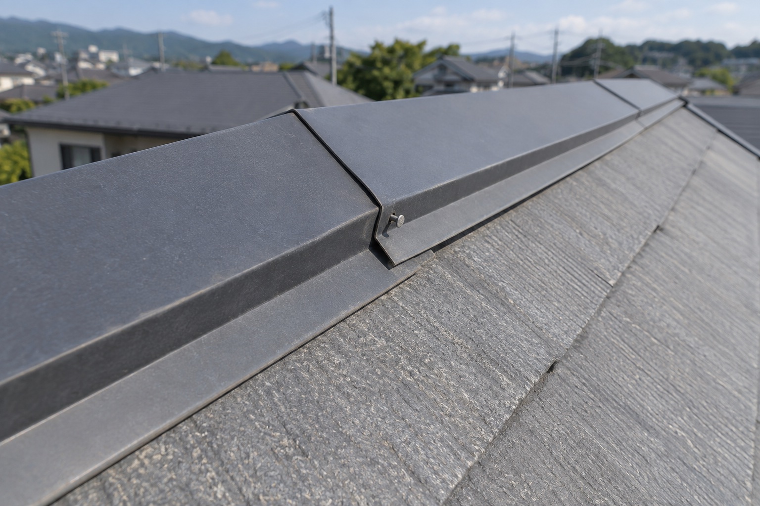 屋根の棟板金の端が浮いている状態の説明用イメージ